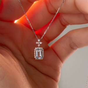 Collana con Ciondolo a Forma di Bottiglia di Profumo in Zirconia Cubica Blu Oceano per Donne, Catena alla Moda per Clavicola con Stile Elegante - Product Image 5