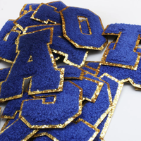 Patchs en chenille bleue de 8 cm personnalisables et testés par Reach avec lettres en forme de cœur brodées en 3D à coudre sur les vêtements