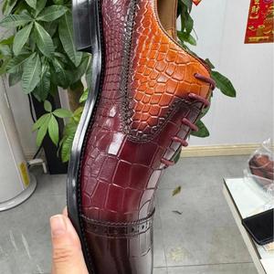 รองเท้าหนังแท้ทรงสี่เหลี่ยมสำหรับผู้ชาย ระบายอากาศได้ดี น้ำหนักเบา กันลื่น เหมาะสำหรับธุรกิจ ตกแต่งด้วยลายโบรก - Product Image 1