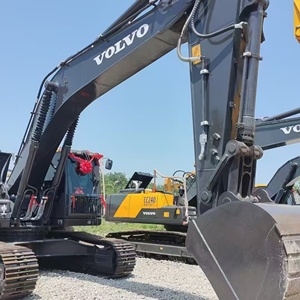 Excavadora de cadenas Volvo EC300 de alta resistencia, amarilla, equipo de construcción, 1 año de garantía, 180 kW de potencia, 30000 kg de peso, alta capacidad de excavación - Product Image 2