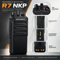 Radio portable numérique Motorola R7 NKP MOTOTRBO VHF UHF 403 527 MHz sans clavier, écran QVGA, étanche IP68 pour les équipes de sauvetage incendie