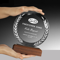 Trophée unique en cristal taillé en forme de sommet de montagne, design vierge, base en bois massif noir, bleu et transparent, pour reconnaissance sportive et corporative