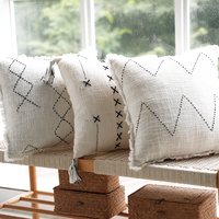 Housse de coussin brodée à la main avec pompon, housse de coussin décorative bohème Wabi-Sabi pour canapé, idéale pour la décoration de la maison