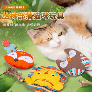 Jouets pour chat Woodland Tribal, design animal en peluche avec queue à plumes, anti-ennui pour chatons - Product Image 2
