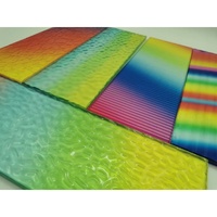 Abstrakte Geometrische Farbige Glaspaneele Laminierte Dekorative Kunstplatten für Bürotrennwände und Akzentwände mit Individuellem Design
