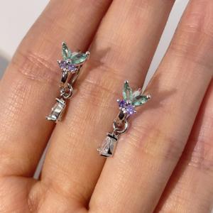 ต่างหูรูปผีเสื้อประดับเพชรคิวบิกเซอร์โคเนียสีขาวทรงลูกแพร์ชุบทองเหลืองสำหรับผู้หญิง รุ่นคลาสสิกจากเทียนหยู เจมส์ - Product Image 2