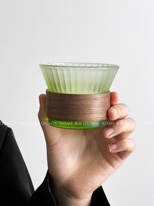 Nouvelles tasses élégantes en verre strié vert dépoli, avec anneau en <span class=keywords><strong>bois</strong></span>, modèle First Palpitation, en borosilicate de haute qualité pour bar et usage domestique - Product Image 2