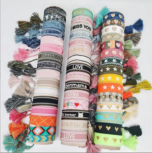 ของขวัญเทศกาลโบฮีเมียน กำไลข้อมือผ้าริบบิ้นปักอักษรตามสั่ง พร้อมพู่ห้อย - Product Image 1