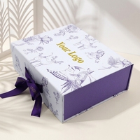 Boîte cadeau en toile blanche en gros avec imprimé floral botanique violet (oiseaux, renards, cerfs) et nœud en ruban de satin, fermeture à œillet, approvisionnement en vrac
