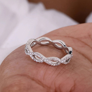 Anello dal Design Traforato, Anello Semplice da Donna - Product Image 1