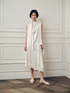Haut à col bénitier en soie 100% beige pour femme, nouveau style d'été, dos ouvert drapé avec décoration boutonnée, style décontracté - Product Image 5