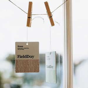 Étiquettes volantes de vêtements sur mesure Étiquettes de prix pour magasin de détail Étiquettes de marque de commerce de logo personnalisé Étiquettes de vêtements unisexes - Product Image 1