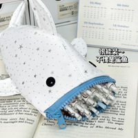 Trousse à crayons OEM en forme de requin à motif étoile, design animal en peluche, sac de rangement portable grande capacité pour fournitures scolaires, cadeau