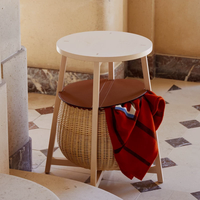 Handgewebter Rattan-Aufbewahrungstisch mit Massivholzrahmen und Sattelleder-Klappdeckel für Wohnzimmer und Schlafzimmer