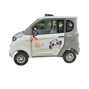 Voiture compacte électrique blanche à 4 portes, véhicule urbain pour passagers - Product Image 1