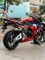 Moto sportive Honda CBR600RR 600cc à quatre cylindres en ligne à essence pour les pilotes confirmés et les amateurs de piste