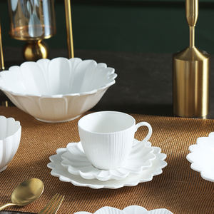 250ml Keramische theekop en schotel met op maat gemaakt kerstbloemenpatroon, wit porselein met strepen - Product Image 1