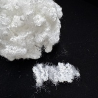 Vente en gros de fibres courtes en polyester HCS vierges blanches 7D pour le rembourrage de jouets en peluche et de poupées