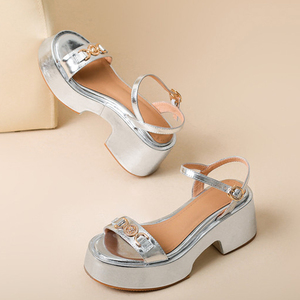 Sandales compensées à plateforme épaisse pour femmes, grandes tailles 46, à bride unique, talons épais, décor métallique rétro, avec bride de cheville, en cuir verni - Product Image 6