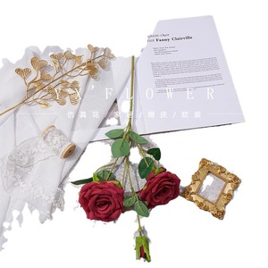 Bouquet de roses artificielles à trois têtes en soie de l'usine Yixuan, fleurs pour mariage et décoration intérieure, moulage par injection - Product Image 5