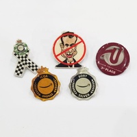Venta al por mayor de insignias de metal personalizadas con diseño de dibujos animados, chapadas en oro, con color Pantone y logotipo impreso, para solapa.