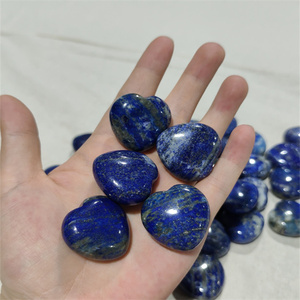 Toptan taş figürinler doğal 30mm oyma aşk kalp taş mavi Lapis Buyer li kristal kalp taş alıcı için