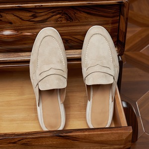Pantuflas de hombre con suela de cuero y parte superior de piel de oveja lijada, cómodas y casuales, con forro de piel sintética. - Product Image 4