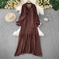 Nouvelle collection Printemps-Été 2026 : Ensemble décontracté deux pièces pour femme, chemise à manches longues et robe à fines bretelles, marron, élégant et confortable.
