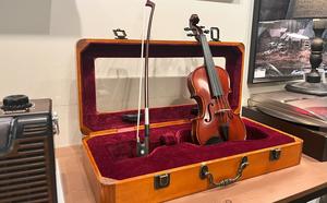 Plus Petit <span class=keywords><strong>Violon</strong></span> Maître Fait Main en Bois Massif <span class=keywords><strong>1</strong></span>/<span class=keywords><strong>32</strong></span> avec Vitrine Assortie – Taille Jouable Entièrement Fonctionnel - Product Image 2