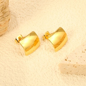 Boucles d'oreilles clous Huggie pour femmes, style punk, larges, lisses, géométriques, en acier inoxydable plaqué or 18 carats, hypoallergéniques, inaltérables - Product Image 5