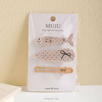 MUJU D427 Lot de 3 pinces à cheveux pour enfants, motifs dessin animé (poisson, coquille Saint-Jacques, ours, cerise, lapin), accessoires mignons pour filles, conditionnés en carte, prêts à la vente