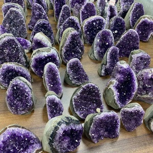 Оптовая продажа высококачественных изделий народного творчества: натуральные темно-фиолетовые целебные кристаллы аметиста, фигурка-геод для украшения дома - Product Image 1