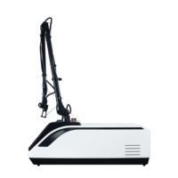 Machine laser CO2 fractionné 10600 nm avec tête de découpe gynécologique, refroidissement air-eau, et valise de transport aérien pour distributeurs de salons de beauté