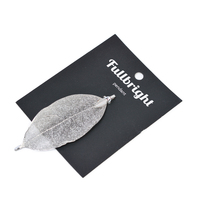 Cartes de présentation de bijoux en papier de luxe de couleur noire avec logo personnalisé de taille mécanique personnalisée avec trou de suspension