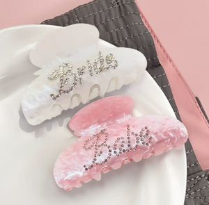 مشابك شعر أكريليك وردية سهلة التخصيص مع أحجار الراين وحروف فرنسية، مشابك فاخرة كبيرة الحجم للنساء - Product Image 4