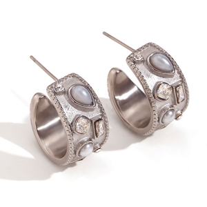 Pendientes de Aro con Incrustaciones de Oro de 18K Estilo Europeo Americano, Modernos, Geométricos en Forma de C, con Circonitas Trituradas y Perlas Chapadas en Acero Inoxidable - Product Image 6
