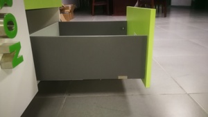 Guida scorrevole per cassetto con chiusura ammortizzata per pannello laterale di cassettiera sottile - Product Image 4