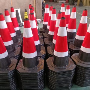 Cônes de signalisation routière en caoutchouc de 70 cm de haut, réfléchissants, avec base lestée pour une utilisation en matière de sécurité routière - Product Image 2