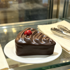 Gâteau au chocolat en tranches de 4,1 pouces, fausse cerise et fraise, accessoire de présentation de dessert, décoration alimentaire, artisanat DIY, alimentation artificielle à rebond lent - Product Image 2