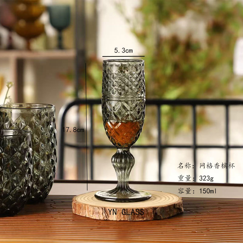 Copa de champán con diseño de rejilla en gris humo.