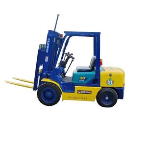 Carretillas elevadoras Komatsu usadas de excelente rendimiento con motor diésel de bajo precio para las industrias minorista y de restaurantes - Product Image 1