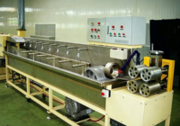 Réservoir de refroidissement auxiliaire numérique pour extrusion avec pompe et commande PLC par engrenages pour le refroidissement et le façonnage de profilés en caoutchouc/silicone