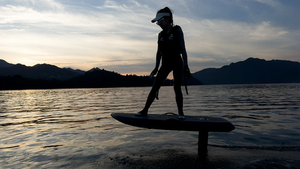 เซิร์ฟบอร์ดไฟฟ้าคาร์บอนไฟเบอร์ 52V 45 กม./ชม. กันน้ำ ความเร็วสูง สำหรับเล่นในทะเล - Product Image 2