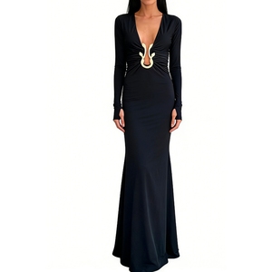เดรสยาวสีดำคอวีลึกสำหรับผู้หญิง - เดรสยาวทรงเข้ารูปช่วงเอวพร้อมดีเทลฮาร์ดแวร์สีทอง แฟชั่น - Product Image 1