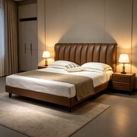 Lit double en cuir marron italien, nouveau modèle, confortable, avec cadre en bois, idéal pour villa, chambre principale, style moderne et épuré.