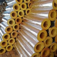Isolation de tuyauterie en laine de verre avec revêtement en feuille, type coque, laine de verre jaune, isolation de pipeline en laine de verre, laine de verre à bas prix