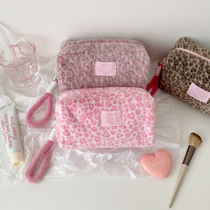 Bolsa de maquillaje de felpa con diseño de leopardo, bolsa de cosméticos con cremallera, estuche de aseo portátil con correa para la muñeca para viajes y uso diario - Product Image 2