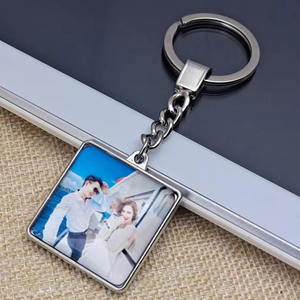 Cadeaux de mariage en cristal carrés personnalisés en vrac bon marché pour les invités cadeaux porte-clés en métal cristal avec photo pour couple gay nouvellement marié - Product Image 1