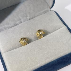 ต่างหูแบบติดหูทรงกลมสไตล์วินเทจคลาสสิกจาก Tianyu Gems ทำจากทองเหลืองชุบทอง ประดับด้วยพลอยเซอร์คอน ดีไซน์รูปทรงพระอาทิตย์ สำหรับผู้หญิง - Product Image 2