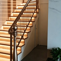 Rampe d'escalier en métal courbé sur mesure, balustrade d'escalier moderne de luxe pour projet de décoration d'escalier intérieur de villa